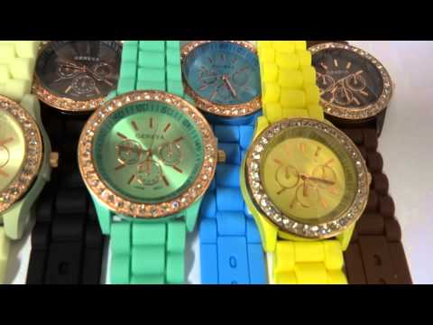 Sieviešu rokas pulkstenis ar mirdzošajiem kristāliem