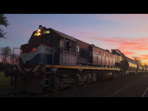 [4K] Tren cargado de NCA con la EMD GT-22CW 9090 pasando por Marcos Juárez al atardecer!!!!!!