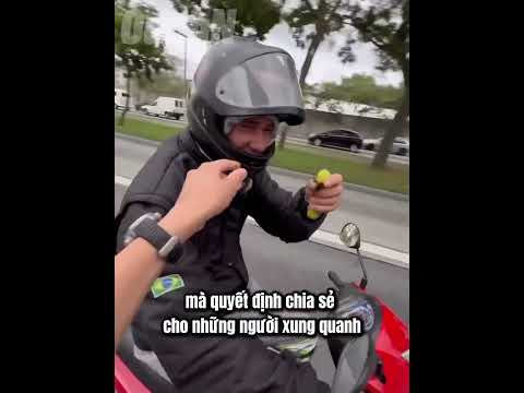 Biker này tặng chuối cho những người xung quanh 😳❤️‍🩹