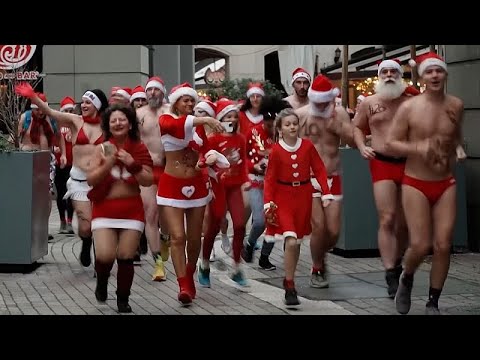 No Comment: Weihnachtsmänner und -frauen trotzen der Kälte