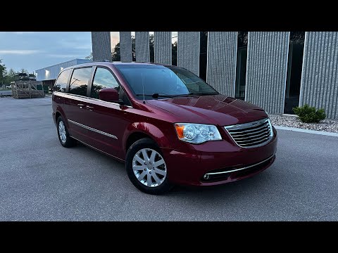 2016 Chrysler Town and Country Touring (walkthrough)