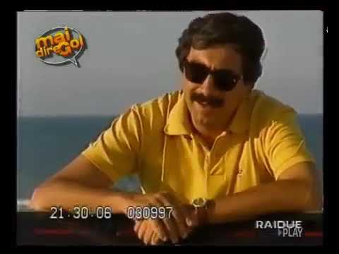 Marino Bartoletti canta "Il mondo" sulla spiaggia