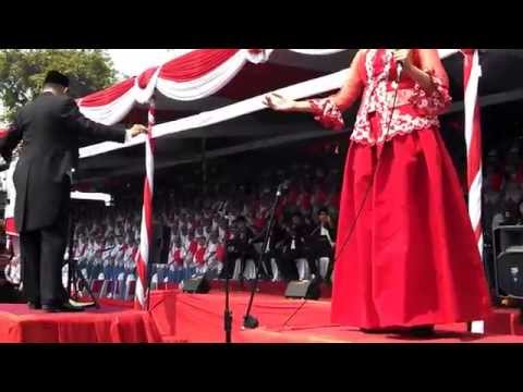 SIMFONI RAYA INDONESIA by PUSAKA 2014, Paduan Suara Kolosal 1.000 SISWA SMA Provinsi Jawa Timur