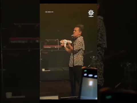 integrante de café Tacuba Rompe Dr.Simi en un concierto