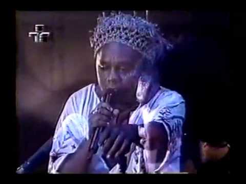 PAULINHO MOSKA E CHICO CÉSAR INTERPRETAM "BANDEIRA" DE ZECA BALEIRO