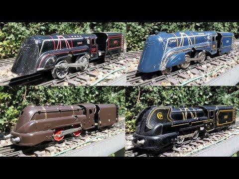 Four streamlined JEP clockwork locomotives – Quatre locomotive carénées mécaniques JEP différentes