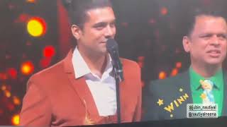 Jubin Nautiyal receiving the title of best playback singer male  2021/22 #RaatanLambiyaan