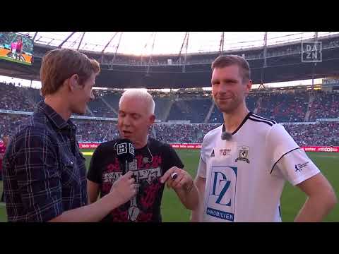 DAZN: H.P. Baxxter im Interview beim Abschiedsspiel von Per Mertesacker