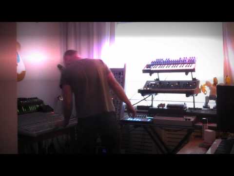 Analogue electronica studio jam - rozz3r: White Globe