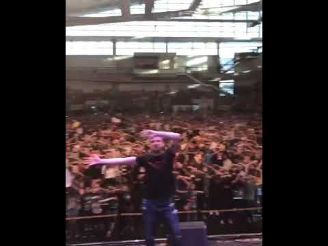 Felipe cantando "curtidinha" em seu show