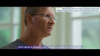 A device and method for the combined assessment of blood supply to gastrointestinal organs after a large bowel resection.