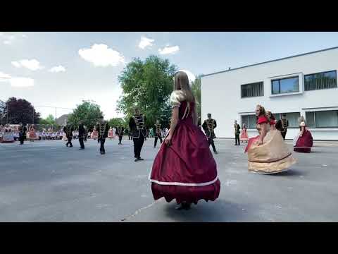 Ballagók tánca a Széchenyi István  Tagiskolában