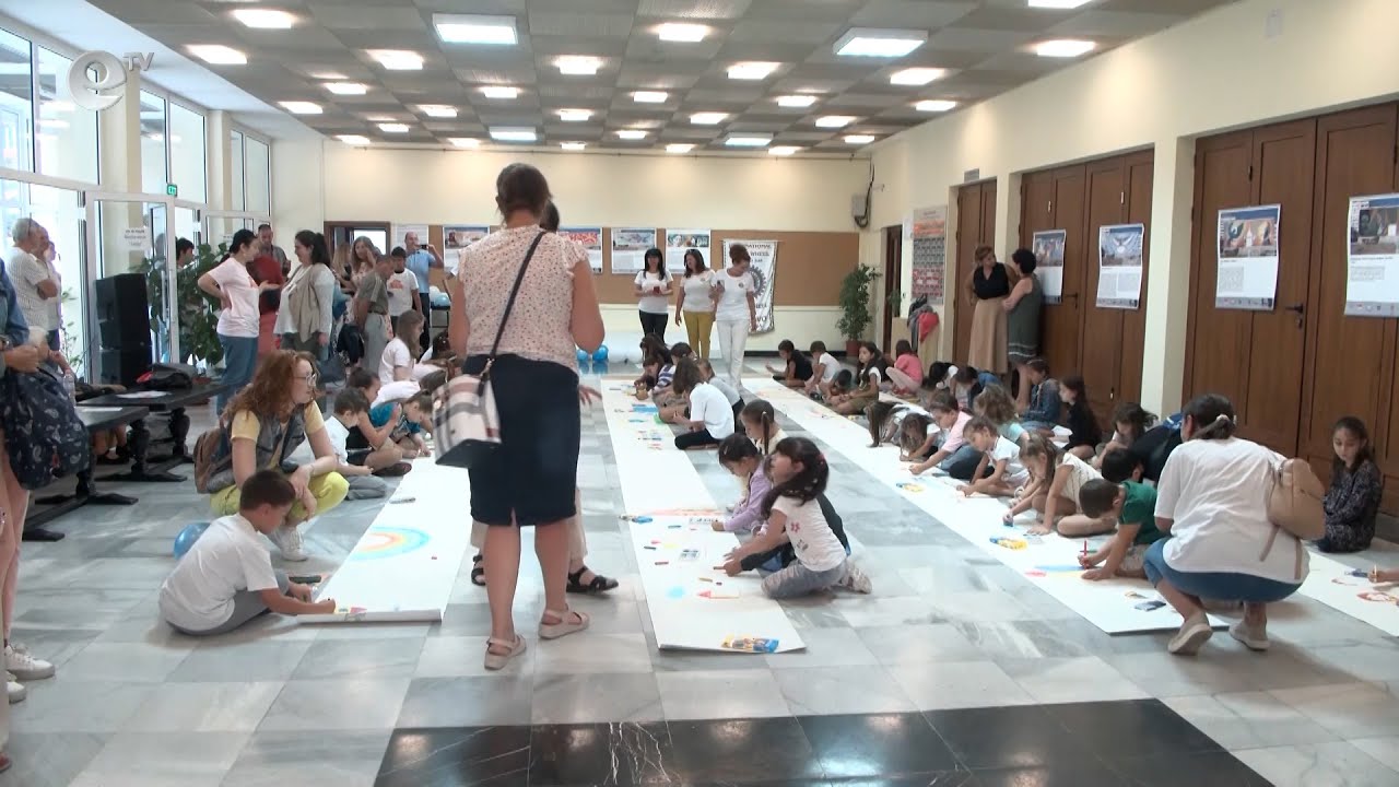 50-метрова детска рисунка краси фоайето на Младежкия център в Хасково