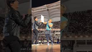 Download lagu Jin holding the Sign Says, Can I sing The Astronaut with you to Chris ✨🥺 mp3