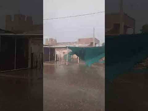Intensa lluvia y granizo sacude los techos de chapa en Caucete