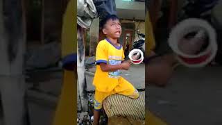Download lagu Viral, Anak kecil Nangis ketika Main layangan kalah diketawain temannya😂 mp3