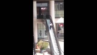 videos de risa  subir escaleras mecánicas