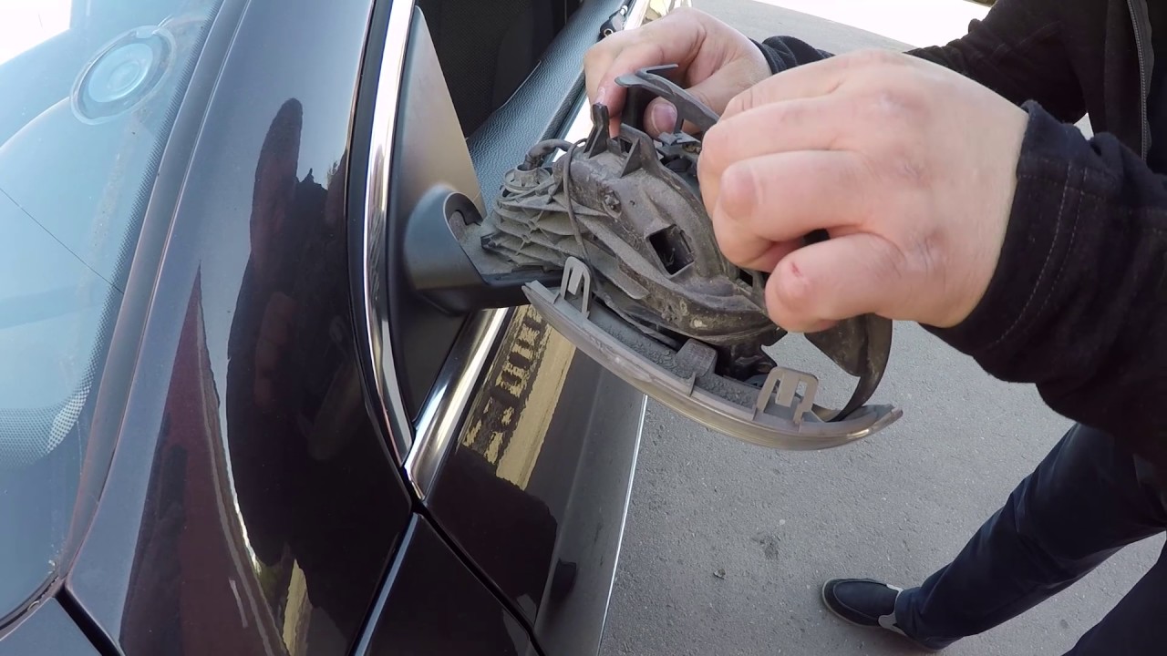 Лампа подсветки в зеркале форд мондео 5. Лампочка поворотника в зеркале джетта 6. Поменять лампочку зеркалах. Кольцо поворота volvo xc90. Лампочка подсветки зеркал w164.