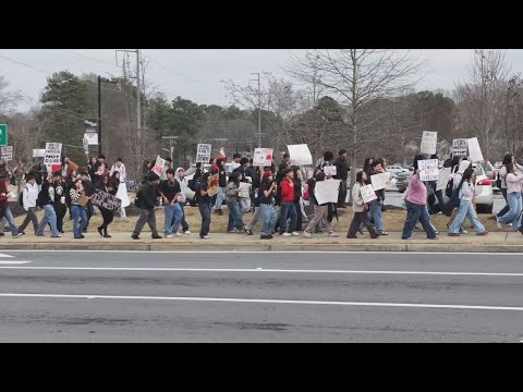 Hundreds of Cobb County students protest ICE  with school walkout | WSB-TV