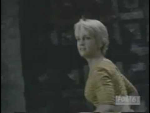 Lucy Lawless singing song aboat Warriors (Xena)