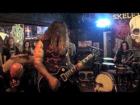 Hellmouth live at Skeletunes