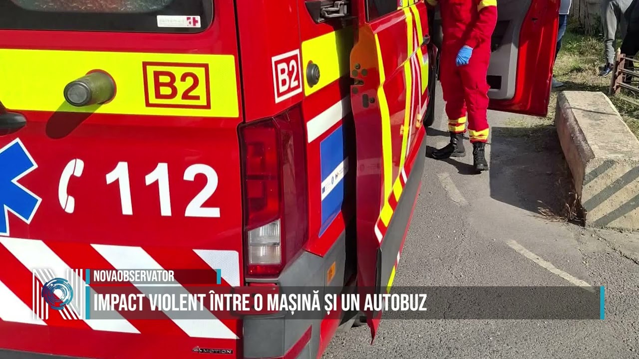 Impact violent între o mașină și un autobuz