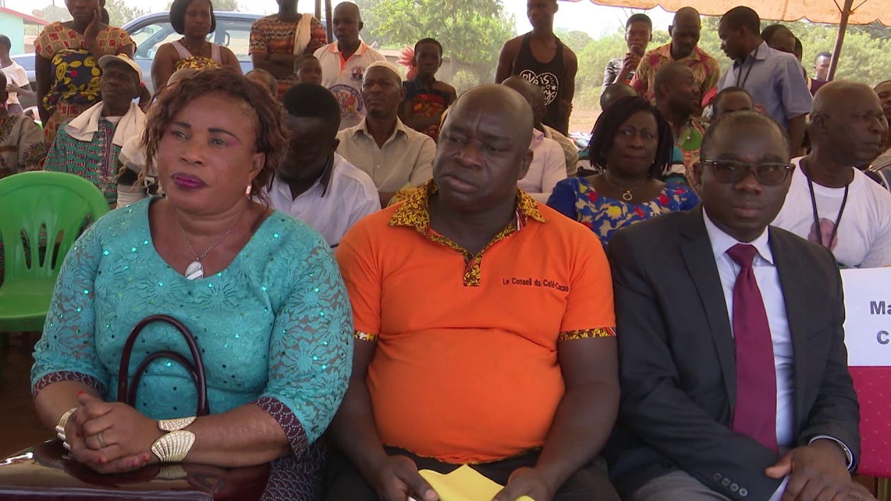 La Première Dame, Dominique Ouattara offre une ambulance au centre de santé de Gonaté
