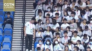 Jóvenes voluntarios muestran orgullo y patriotismo en el torneo masculino de baloncesto