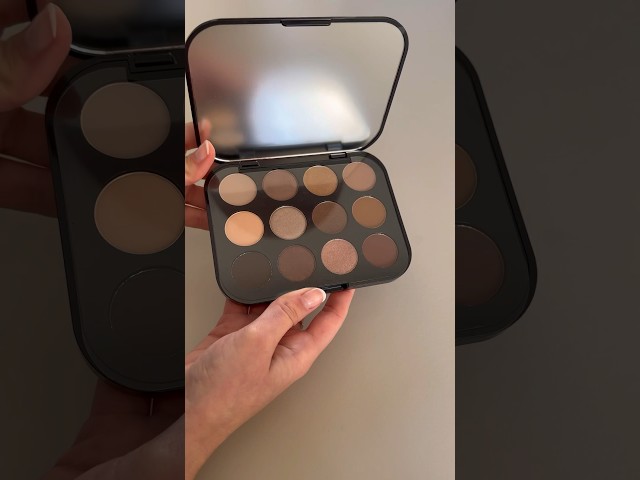 Vídeo relacionado con Paleta Sombras De Ojos Profesionales - Paleta Maquillaje Nude Smokey Neutras - 12 Colores Fríos, Opacos Y Brillantes Altamente Pigmentados - Tamaño De Viaje Con Espejo