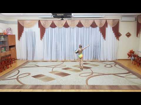 Акробатический танец с мячом.