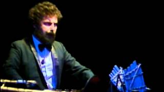 Music video thumbnail preview for Iniciación a las Artes Marciales · Viegésimo Aniversario · Les Luthiers by Les Luthiers