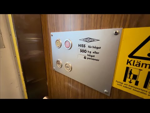 1975 DEVE Holeless Hydraulic Elevator @ Österväg 12, Visby, Goland, Sweden.