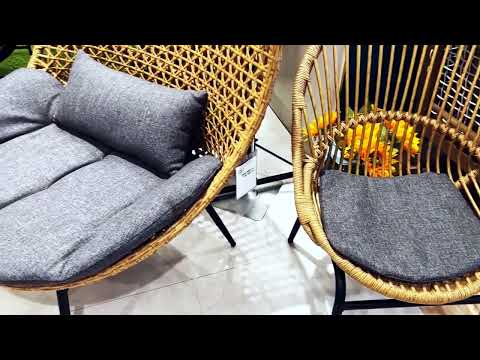 ensemble-meubles-jardin-table-tabourets-parasol-carré