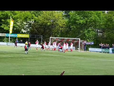Burak Sitil brak tegen FC De Bilt de ban. 1-0 uit een vrije trap.
