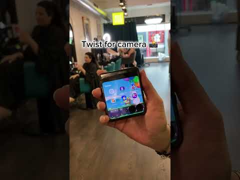 Check out the 3 coolest features of the Motorola Razr+!