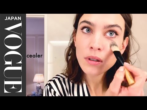 Alexa Chung教你如何打造完美的貓眼。| 美肌祕訣｜VOGUE JAPAN (アレクサ・チャンが教える、パーフェクトなキャットアイの作り方。| Beauty Secrets | VOGUE JAPAN)