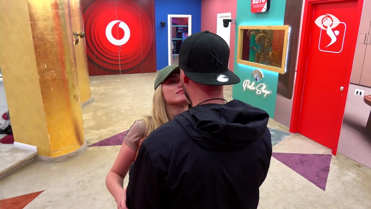 Momente romantike/ Romeo dhe Heidi puthje dhe përqafime në korridor: Ta puth pak barkun