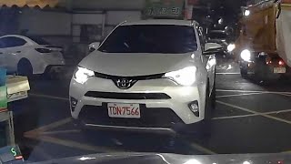 職業駕駛這麼容易就破防喊肚子餓喔，好可憐（開聲音）（車號：TDN-7566）