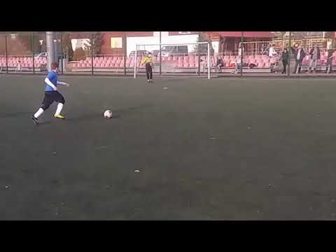 Krzychu zrobił to, tak jak trener przykazał: po ziemi, w "długi róg"