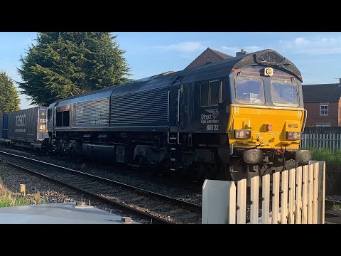 Class 66 66122 Passing Boroughbridge Road LC