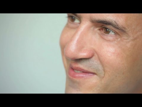 Questo per la persona a un kakasa dietro una maschera La prova su pacchi di faccia