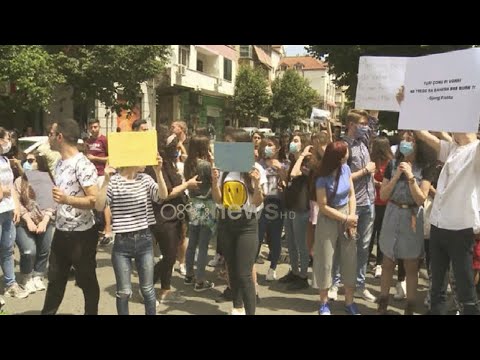 Maturantët, protestë tek Ministria e Arsimit