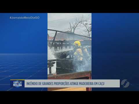 Incêndio de grandes proporções atinge madeireira em Caçu