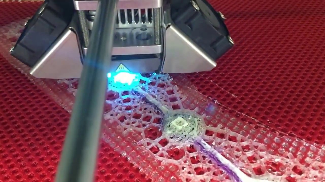 Printing on textiles with live electronics