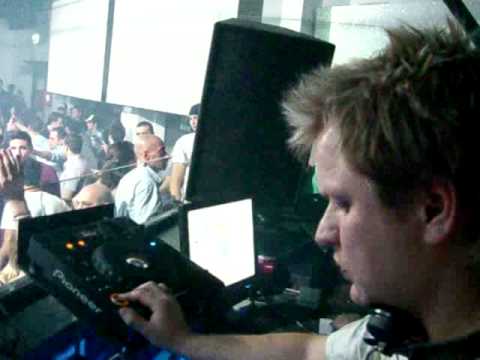 Timo Maas plays Pink Floyd