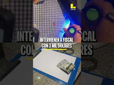 Encuentran a fiscal con 3 mil dólares en baño de centro comercial