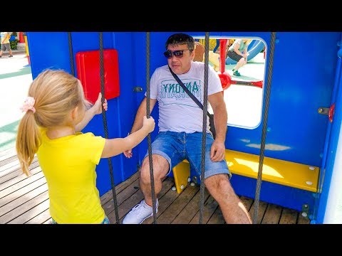 Nastya và bố vui chơi tại công viên giải trí