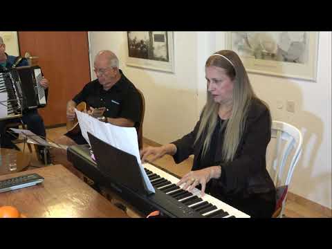 מול גשר הנהר