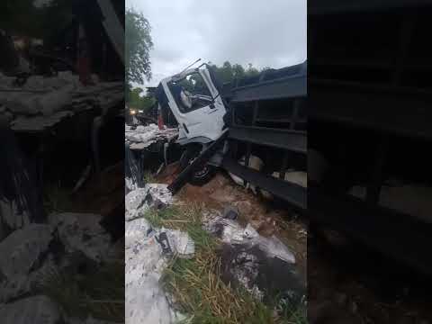 acidente na br116 próximo a jampruca mg #estrada #noticias #caminhao