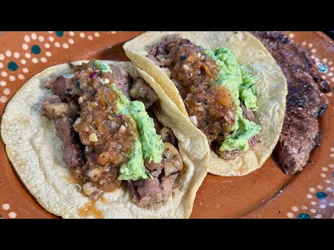 TACOS DE RIBEYE AL CARBÓN CON TORTILLAS RECIÉN HECHAS, DESDE LAS SALSAS HASTA LA MARINADA DE CARNE